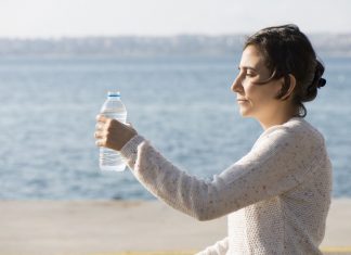 Se emociona al reencontrarse en el mar con una botella de plástico que abandonó hace diez años