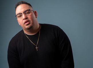 Un cantante de reguetón indica cada tres minutos su nombre, su lugar de nacimiento, su número de pasaporte, su grupo sanguíneo y su dirección postal en su última canción