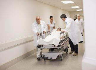 Acude a Urgencias porque descubre que se está quedando calvo