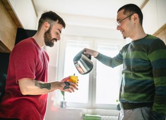 Dos amigos, orgullosos de tenerse tanta confianza que pueden ser abiertamente machistas cuando están a solas