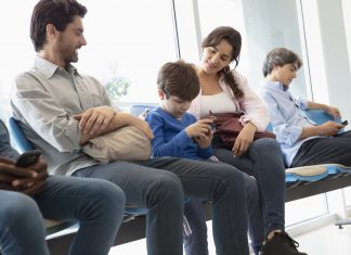 La forma más rápida que tienen los niños de conseguir una cita en el pediatra es crecer, ser adultos, sacarse la carrera de Medicina y atenderse a sí mismos