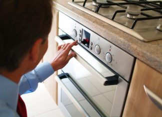 Una merluza sale del horno con «jet lag» porque cambiaron la hora del reloj en plena cocción