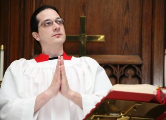 Un cura muy ambicioso, convencido de que en menos de diez años será Dios