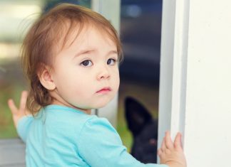 Un bebé de 18 meses pide un año sabático porque ya no puede más con la vida
