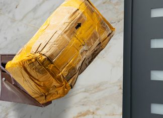 Correos contratará a culturistas capaces de aplastar paquetes grandes para que quepan en el buzón