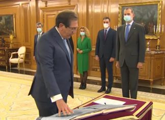 El juez Arnaldo jura el cargo posando la mano en un ejemplar de Ok Diario