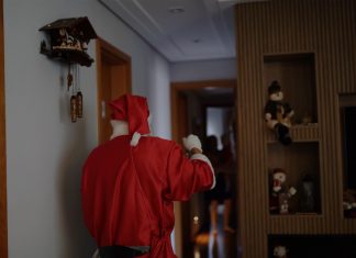 Unos padres creen que su hijo ya es lo suficientemente mayor como para decirle que Papá Noel no existe y que el que abusó sexualmente de él fue el tío Fermín disfrazado