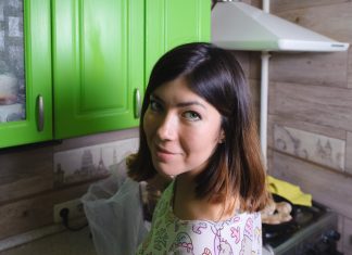 Una mujer llega al punto del paquete de galletas en el que ya es mejor comérselo todo que guardarlo