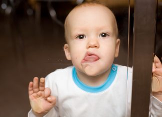 Cinco rincones de tu casa en los que tus hijos están pegando los mocos