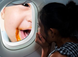 Unos pasajeros descubren horrorizados que no viajan en un avión sino en una cuchara gigante que un niño se dispone a meterse en la boca