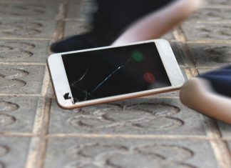 Tira el móvil al suelo y sale huyendo al recibir una llamada de teléfono por primera vez en su vida