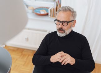 Lamenta ser multimillonario porque con los impuestos no le sale a cuenta