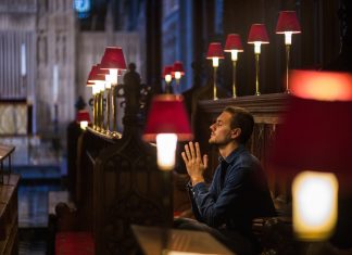 «Olvidona, que me tienes abandonao», dice un joven feligrés rezándole a la Virgen