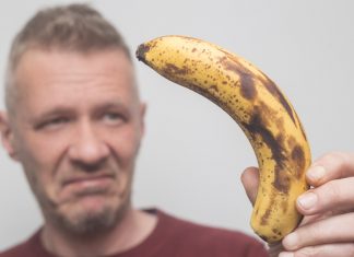 «Yo tengo un móvil antiguo de esos sin cámara ni nada», dice un señor mostrando un plátano