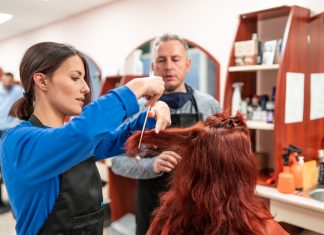 Un peluquero empieza recomendando mechas y acaba pidiendo a su clienta que congele sus óvulos