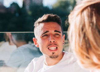 Un hombre interrumpe a una mujer para explicarle lo difícil que le ha resultado revisarse