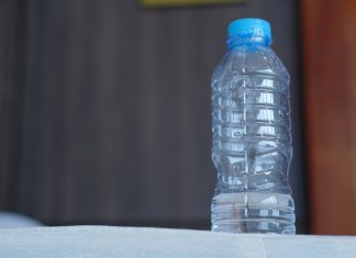 La botella de agua que dejas al lado de la cama anuncia su intención de crujir en el momento más inesperado