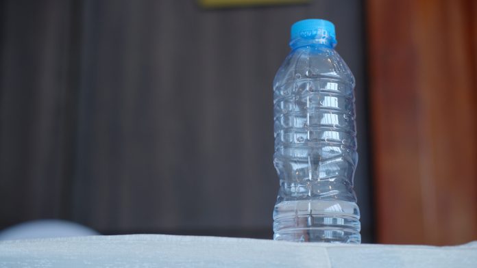 Dejar una botella de agua en la puerta de casa: el gesto que cada vez se ve  en más hogares (y tiene sentido)