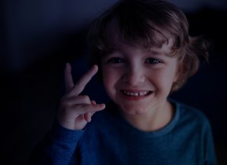 Un niño que tiene que llevar mañana dos cartulinas al colegio espera pacientemente a que sean las 12 de la noche para decírselo a sus padres