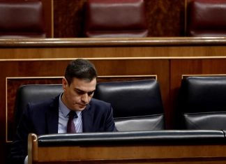 «¿Qué pasa, olvidona? ¿Tú qué? ¿Ni dos besos ni nada? Que me tienes abandonao» le dice Pedro Sánchez a Inés Arrimadas buscando apoyos para sacar adelante la reforma laboral