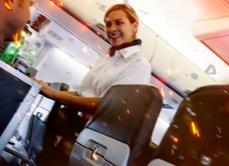 Una asistente de vuelo se apresura a cobrar un bocadillo a un pasajero al ver que el avión se está estrellando