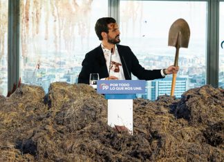 Pablo Casado comparece ante los medios apartando mierda de su partido con una pala