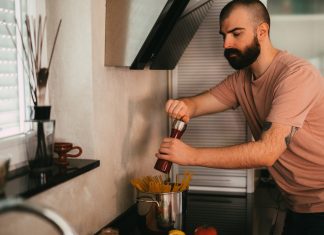 Abre un restaurante italiano de urgencia tras equivocarse al medir la cantidad intentando cocinar espaguetis para dos