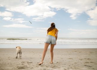La dueña de un perro lleva años intentando deshacerse de un palo sin éxito
