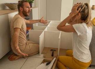 Dos trabajadores de Ikea discuten en la casa de una pareja