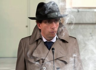 Almeida, con gabardina y sombrero, desmiente haber contratado detectives para investigar a Ayuso porque él soluciona sus propios problemas