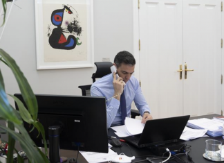 Sánchez, aliviado al ver que el escándalo que ha salido es el de las mascarillas y no el de los 7.291 ancianos que dejó morir en las residencias