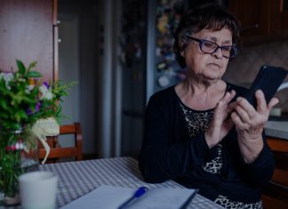 La abuela, en pánico porque son ya las seis de la mañana y todavía no ha encontrado un buen meme de «buenos días» que enviar a toda la familia