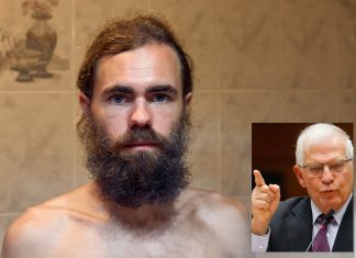 «Me estaba duchando y Josep Borrell empezó a golpear la puerta del baño amenazando con apagarme el agua caliente», denuncia un hombre