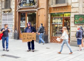 «Este hombre lleva razón y está completamente cuerdo», dicen los transeúntes al ver a un loco anunciando el fin del mundo