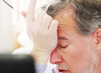 Un diputado de resaca intenta leer el BOE para acordarse de lo que votó ayer