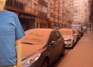 La calima obliga al gamberro que escribía «Lávalo guarro» en los coches a contratar personal de refuerzo