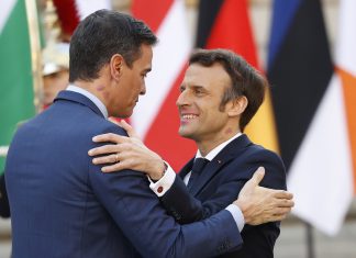 Los equipos de Macron y Sánchez no saben cómo pedirles que dejen de darse “el lote” después de cinco días de arrumacos