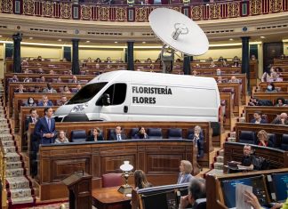 La furgoneta de una floristería con una enorme antena parabólica, aparcada en medio del Congreso mientras Sánchez niega los supuestos casos de espionaje