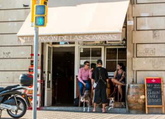 El dueño de una cafetería quita el cartel de «No hay Wifi, hablen entre ustedes» tras oír las tonterías que dice la gente