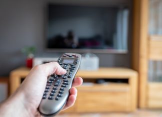 Netflix, incapaz de competir con el reflejo del espectador en la pantalla apagada del televisor tras una jornada agotadora