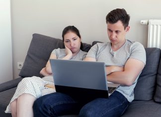 Deciden abrir su relación a más gente tras comprobar que necesitan seis sueldos para comprar un piso