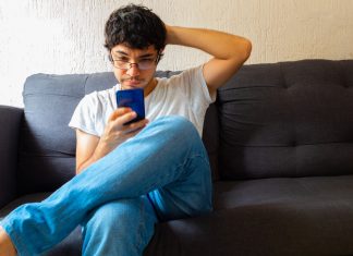 Un joven, incapaz de condenar la violencia de Rusia porque ha visto un chiste machista que hizo Zelenski en 2014