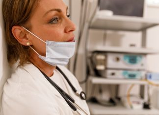 La Asociación Española de Pediatría se rinde y recomienda no tener hijos