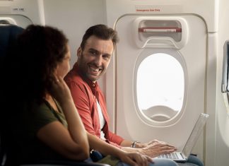 El pasajero de un avión le pide a la chica del asiento de al lado los apuntes de las instrucciones de seguridad