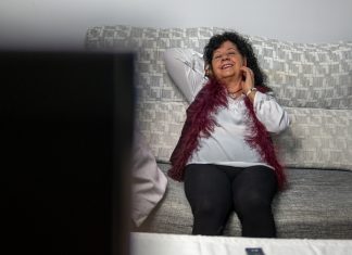 Un hombre pasa de ser «el mamarracho ese de la tele» a convertirse en «el nuevo novio de mi hija que es guapísimo y lo tienes que haber visto en la tele»
