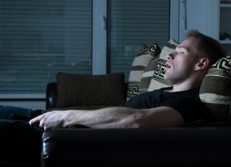 Netflix niega haber perdido 200.000 suscriptores y aclara que se han quedado dormidos en el sofá