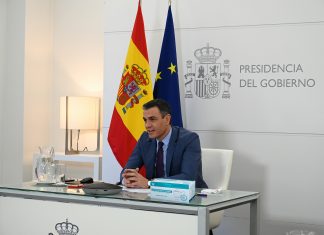 Pedro Sánchez prorroga cuatro semanas más la obligatoriedad de la mascarilla tras descubrir que aún tiene una caja por abrir y que necesita gastarla