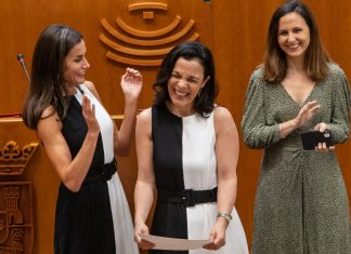 Una mujer asume que le van a cortar la cabeza tras cometer la osadía de coincidir con el «outfit» de la reina