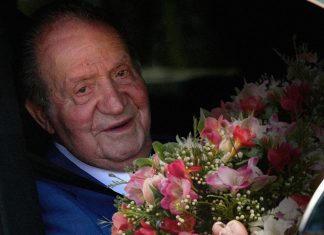 Juan Carlos I arruina la visita a La Zarzuela llorando y rompiendo el ramo de flores gigante que había traído para su esposa Sofía