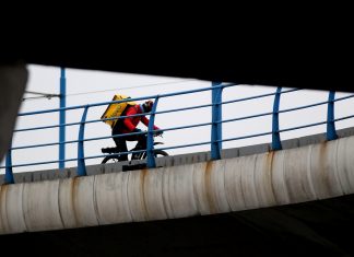 Un repartidor de Glovo lleva horas siguiendo al tren en el que va la persona que le ha pedido una hamburguesa